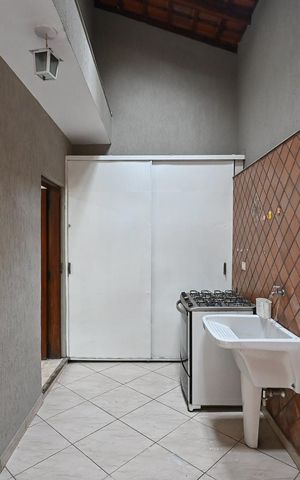 Casa à venda com 180m², 3 quartos e 4 vagasÁrea de Serviço 