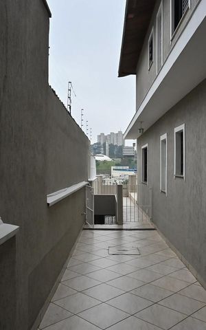 Casa à venda com 180m², 3 quartos e 4 vagasCorredor externo