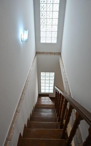 Casa à venda com 180m², 3 quartos e 4 vagasEscada