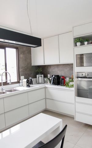 Apartamento à venda com 204m², 3 quartos e 3 vagas Apartamento à venda com 204m², 3 quartos e 3 vagasCozinha e Área de Serviço