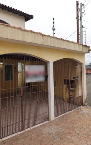 Casa à venda com 179m², 3 quartos e 2 vagasFachada