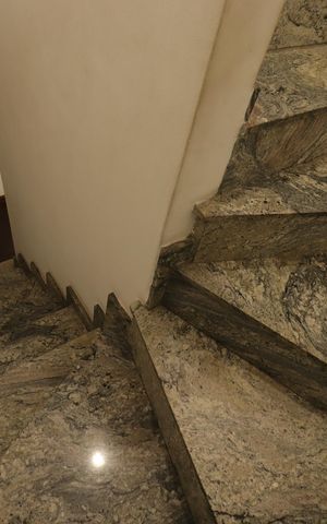 Casa à venda com 179m², 3 quartos e 2 vagasEscada para o primeiro piso