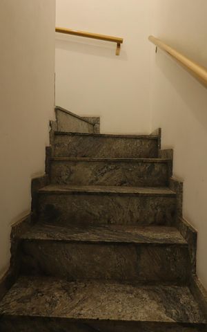 Casa à venda com 179m², 3 quartos e 2 vagasEscada para o primeiro piso