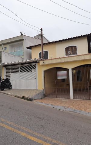 Casa à venda com 179m², 3 quartos e 2 vagasFachada