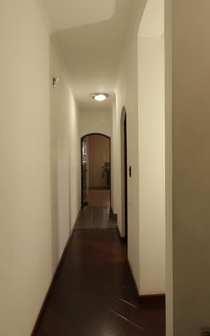 Casa à venda com 179m², 3 quartos e 2 vagasCorredor térreo