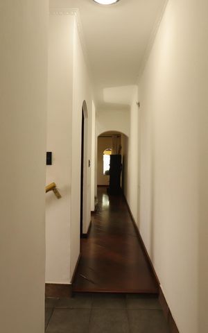 Casa à venda com 179m², 3 quartos e 2 vagasCorredor térreo