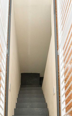 Casa para alugar com 200m², 3 quartos e 2 vagasEscada