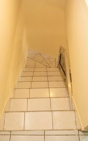 Casa para alugar com 200m², 3 quartos e 2 vagasEscada
