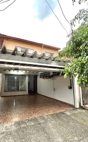 Casa à venda com 250m², 4 quartos e 2 vagas Casa à venda com 250m², 4 quartos e 2 vagasFachada