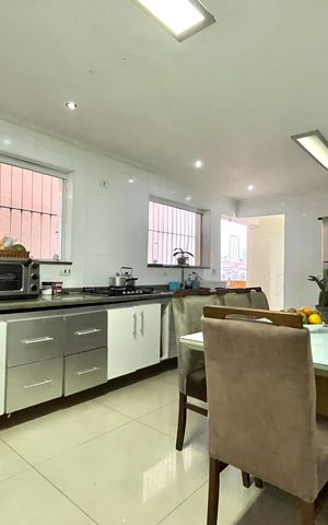 Casa à venda com 250m², 4 quartos e 2 vagas Casa à venda com 250m², 4 quartos e 2 vagasCozinha