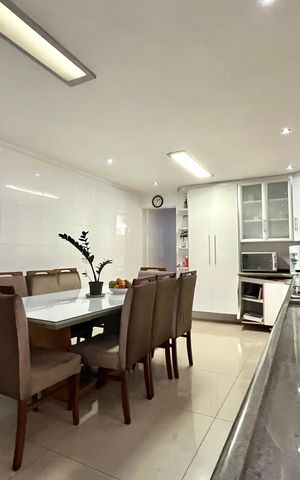 Casa à venda com 250m², 4 quartos e 2 vagas Casa à venda com 250m², 4 quartos e 2 vagasCozinha