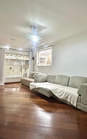 Casa à venda com 250m², 4 quartos e 2 vagas Casa à venda com 250m², 4 quartos e 2 vagasSala