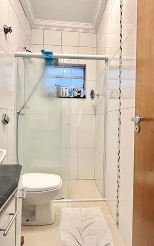 Casa à venda com 250m², 4 quartos e 2 vagas Casa à venda com 250m², 4 quartos e 2 vagasBanheiro Corredor
