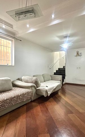 Casa à venda com 250m², 4 quartos e 2 vagas Casa à venda com 250m², 4 quartos e 2 vagasSala