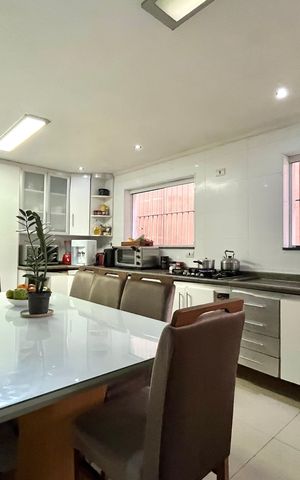 Casa à venda com 250m², 4 quartos e 2 vagas Casa à venda com 250m², 4 quartos e 2 vagasCozinha