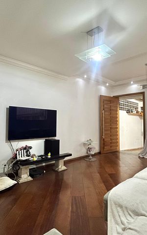 Casa à venda com 250m², 4 quartos e 2 vagas Casa à venda com 250m², 4 quartos e 2 vagasSala
