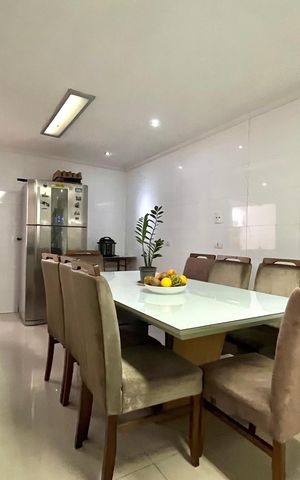Casa à venda com 250m², 4 quartos e 2 vagas Casa à venda com 250m², 4 quartos e 2 vagasCozinha