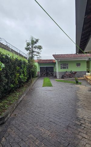 Casa para alugar com 250m², 4 quartos e 5 vagas Casa para alugar com 250m², 4 quartos e 5 vagasGaragem