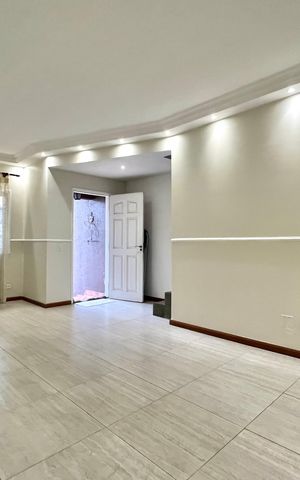 Casa de condomínio à venda com 192m², 3 quartos e 2 vagas Casa de condomínio à venda com 192m², 3 quartos e 2 vagasSala