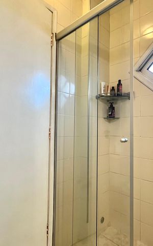 Casa de condomínio à venda com 192m², 3 quartos e 2 vagas Casa de condomínio à venda com 192m², 3 quartos e 2 vagasBanheiro da Suíte