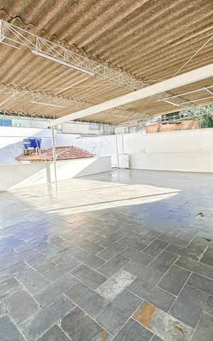 Casa à venda com 360m², 5 quartos e 5 vagas Casa à venda com 360m², 5 quartos e 5 vagasÁrea externa