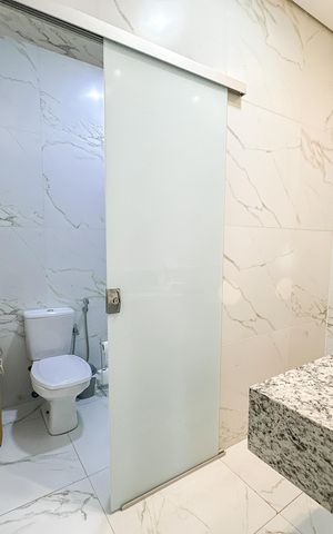 Casa à venda com 360m², 5 quartos e 5 vagas Casa à venda com 360m², 5 quartos e 5 vagasBanheiro