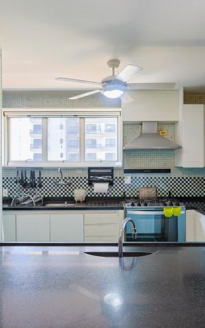 Apartamento à venda com 157m², 3 quartos e 4 vagas Apartamento à venda com 157m², 3 quartos e 4 vagasCozinha