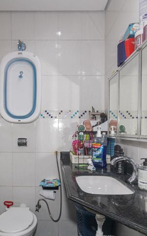 Casa à venda com 166m², 2 quartos e 2 vagas Casa à venda com 166m², 2 quartos e 2 vagasBanheiro da Suíte 2
