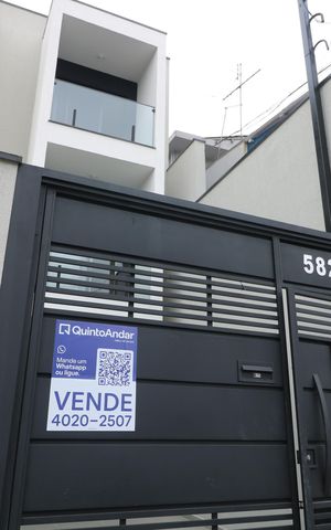 Casa à venda com 119m², 3 quartos e 2 vagasFachada