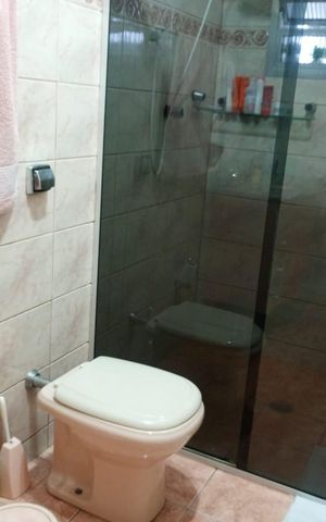 Casa à venda com 200m², 2 quartos e 2 vagas Casa à venda com 200m², 2 quartos e 2 vagasBanheiro