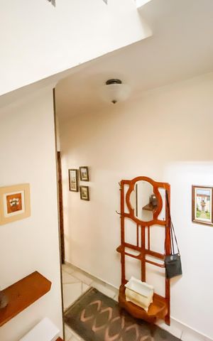 Casa à venda com 145m², 3 quartos e 2 vagas Casa à venda com 145m², 3 quartos e 2 vagasEscada