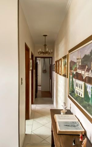 Casa à venda com 145m², 3 quartos e 2 vagas Casa à venda com 145m², 3 quartos e 2 vagasCorredor