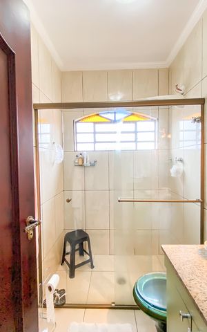 Casa à venda com 145m², 3 quartos e 2 vagas Casa à venda com 145m², 3 quartos e 2 vagasBanheiro da Suíte