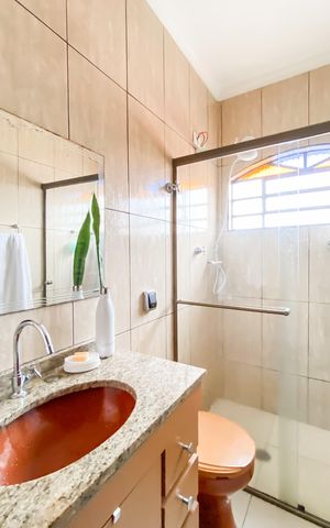 Casa à venda com 145m², 3 quartos e 2 vagas Casa à venda com 145m², 3 quartos e 2 vagasBanheiro