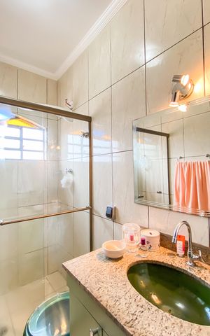 Casa à venda com 145m², 3 quartos e 2 vagas Casa à venda com 145m², 3 quartos e 2 vagasBanheiro da Suíte