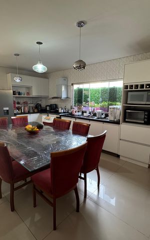Casa à venda com 210m², 4 quartos e 4 vagas