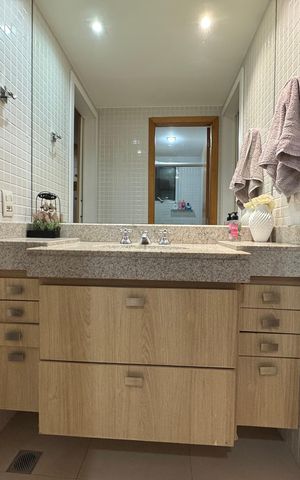 Apartamento à venda com 147m², 4 quartos e 2 vagasBanheiro 