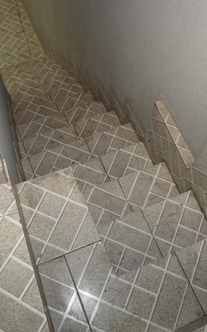 Casa para alugar com 150m², 3 quartos e 2 vagasEscada