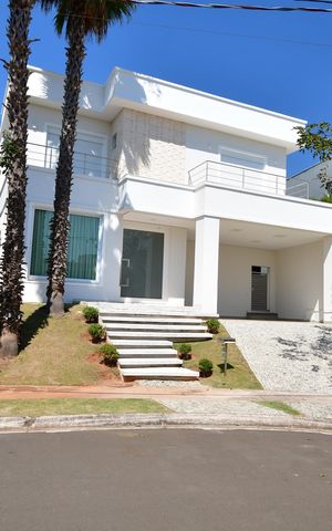 Casa de condomínio à venda com 323m², 4 quartos e 4 vagasFachada