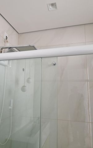 Casa de condomínio à venda com 323m², 4 quartos e 4 vagasBanheiro de serviço