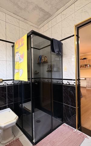 Casa à venda com 303m², 4 quartos e 6 vagasBanheiro da Suíte