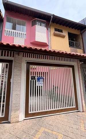 Casa à venda com 303m², 4 quartos e 6 vagasFachada + plaquinha YVPZ-538