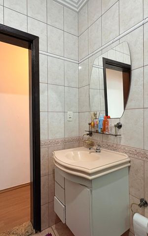 Casa à venda com 303m², 4 quartos e 6 vagasBanheiro 