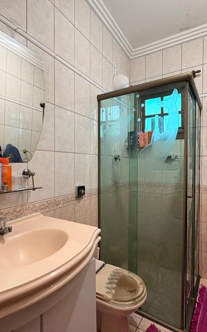 Casa à venda com 303m², 4 quartos e 6 vagasBanheiro 