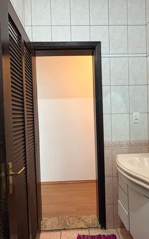 Casa à venda com 303m², 4 quartos e 6 vagasBanheiro 