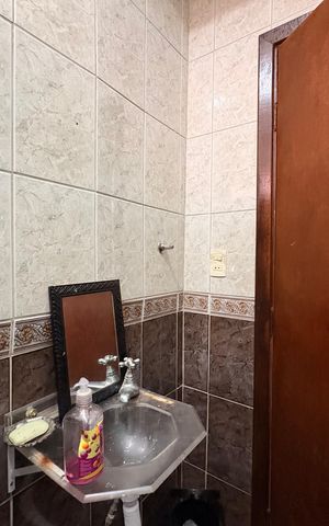 Casa à venda com 303m², 4 quartos e 6 vagasBanheiro 2