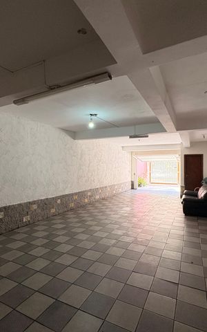 Casa à venda com 303m², 4 quartos e 6 vagasGaragem