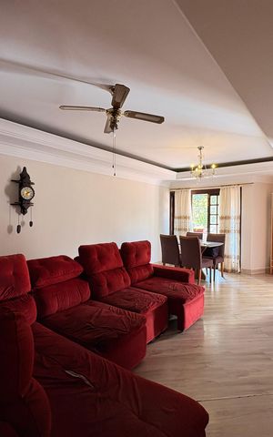 Casa à venda com 303m², 4 quartos e 6 vagasSala