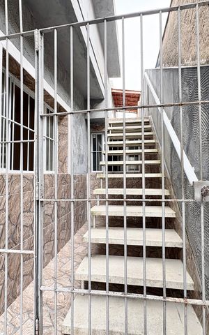 Casa para alugar com 90m², 1 quarto e sem vaga Casa para alugar com 90m², 1 quarto e sem vagaEscada de entrada