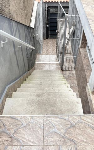 Casa para alugar com 90m², 1 quarto e sem vaga Casa para alugar com 90m², 1 quarto e sem vagaEscada de entrada